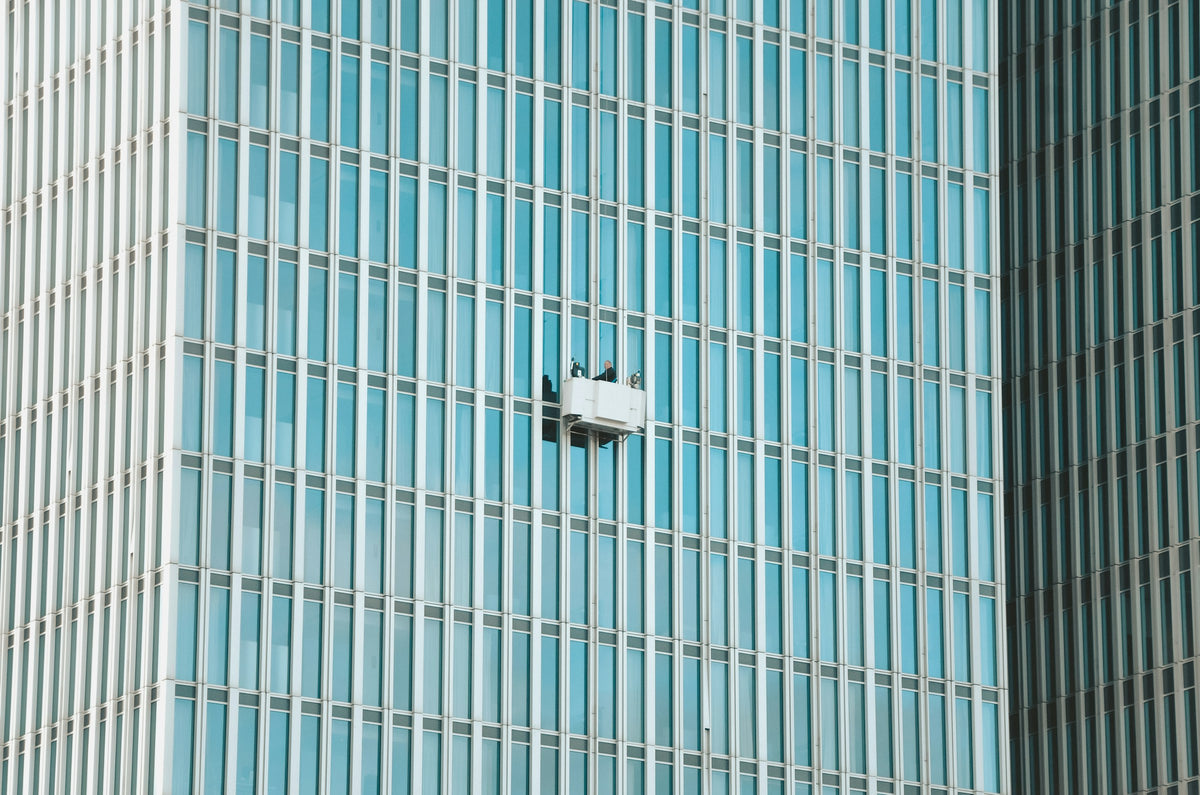 Caméra de vidéosurveillance sur la façade vitrée d'un immeuble de bureaux moderne
